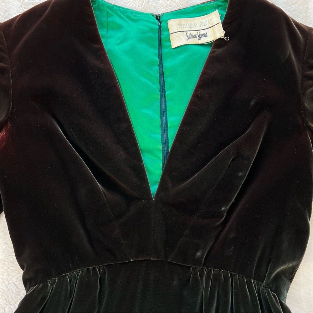 VINTAGE 1960's green brown velvet dress with fur trimmed cuffs - Picture 10 of 11
